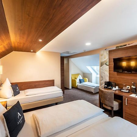 Stadthotel Ройтлинген Екстериор снимка