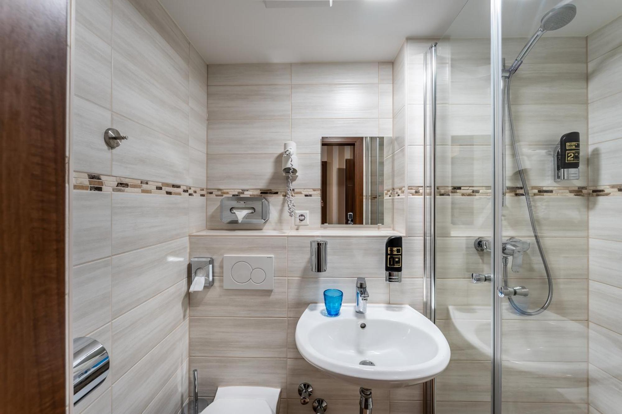Stadthotel Ройтлинген Екстериор снимка
