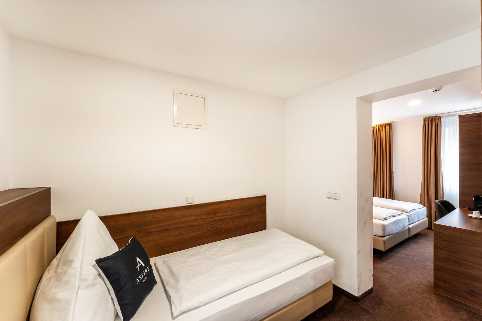 Stadthotel Ройтлинген Екстериор снимка