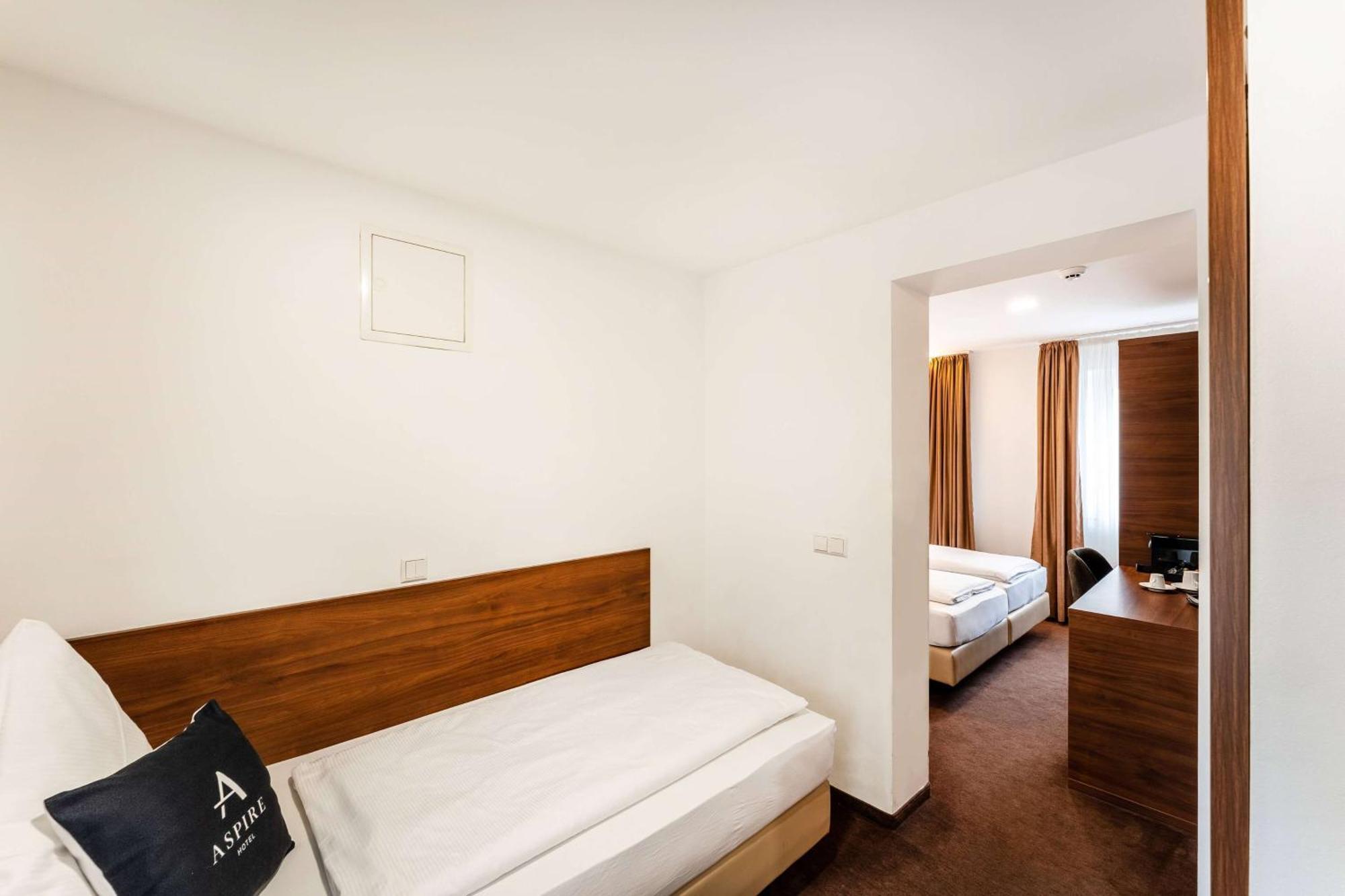Stadthotel Ройтлинген Екстериор снимка
