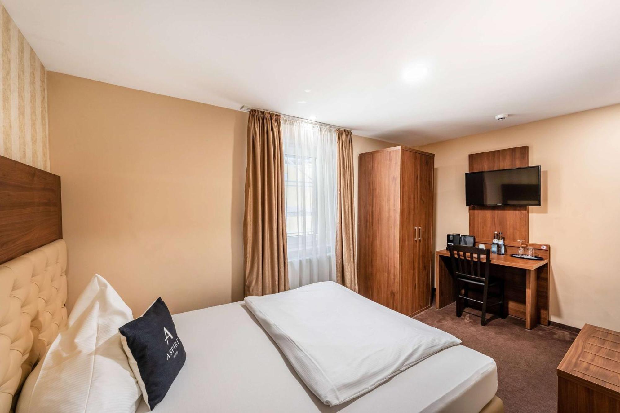 Stadthotel Ройтлинген Екстериор снимка