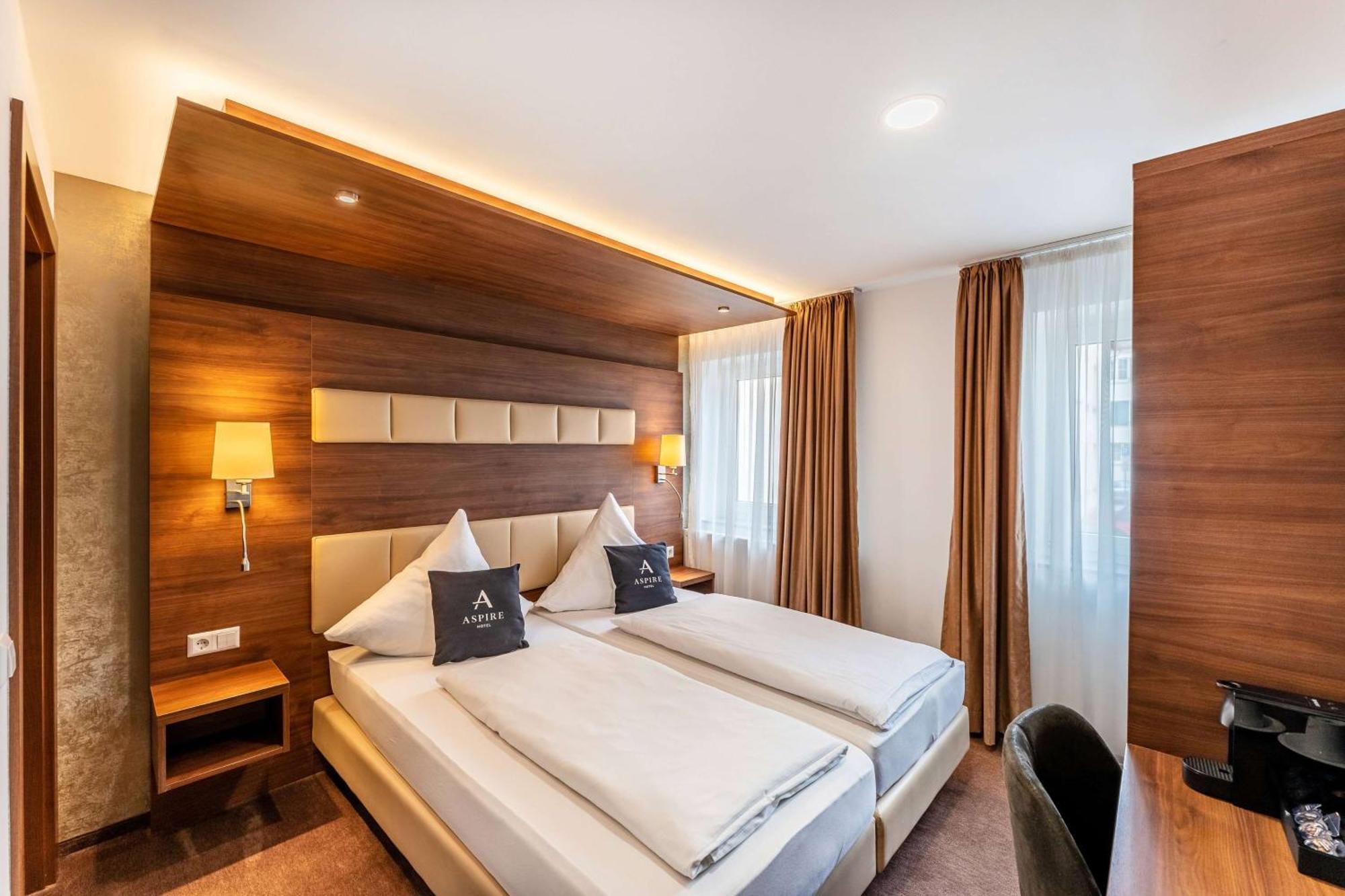 Stadthotel Ройтлинген Екстериор снимка