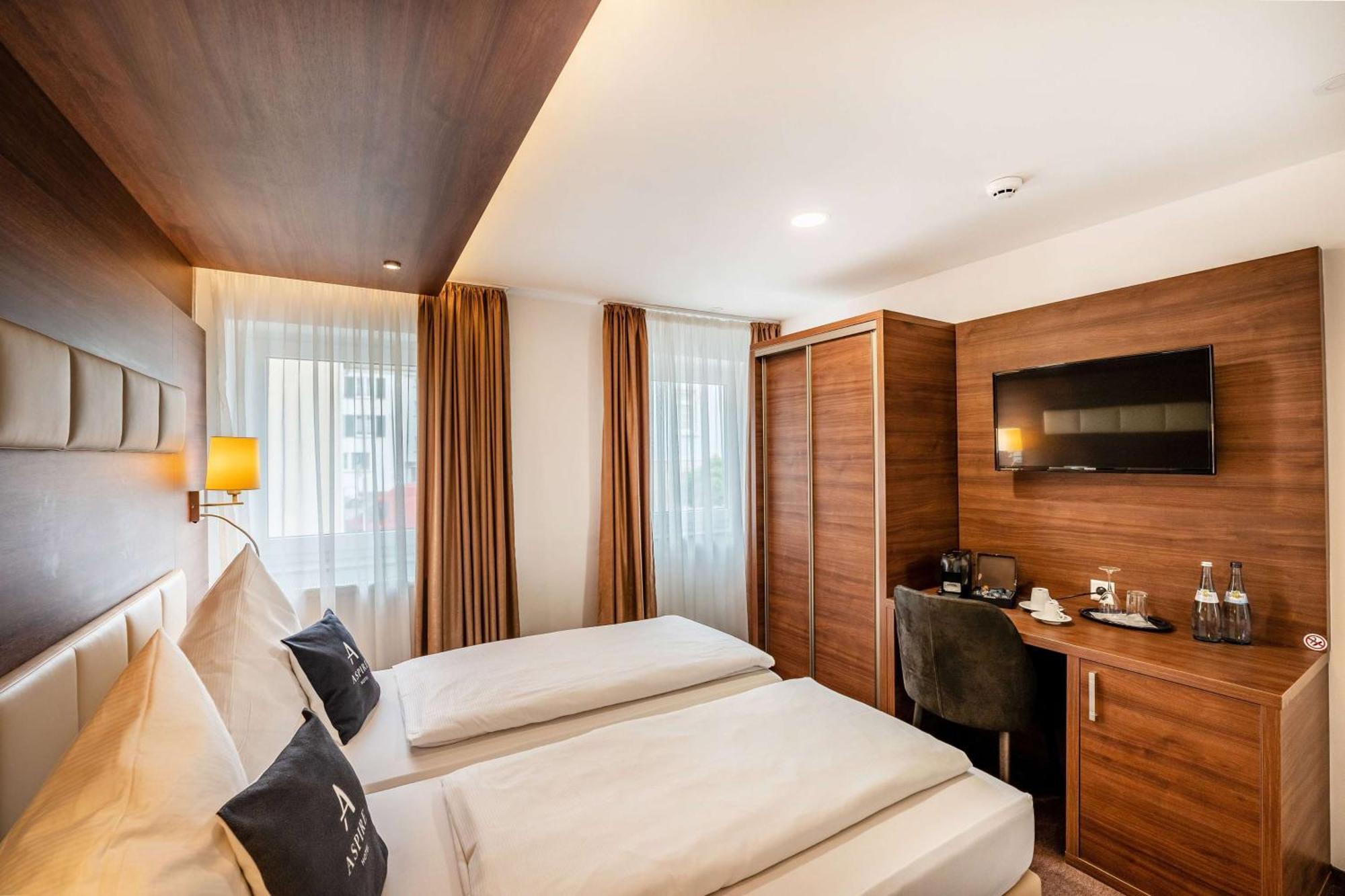 Stadthotel Ройтлинген Екстериор снимка