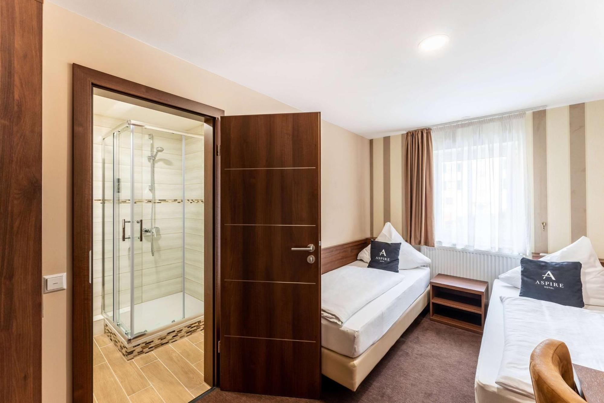 Stadthotel Ройтлинген Екстериор снимка