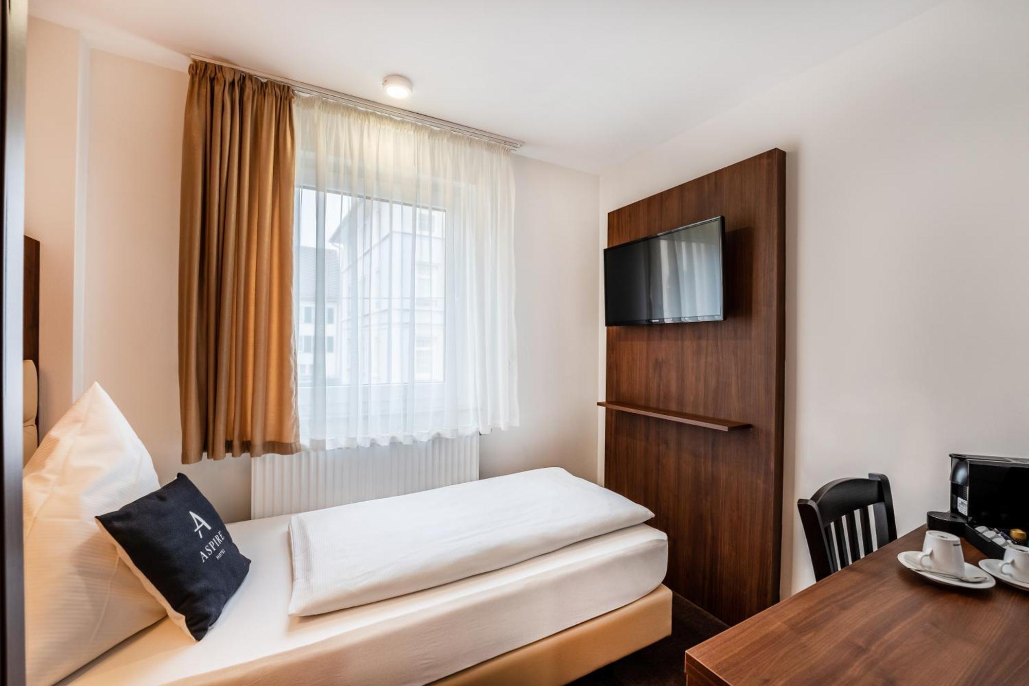 Stadthotel Ройтлинген Екстериор снимка