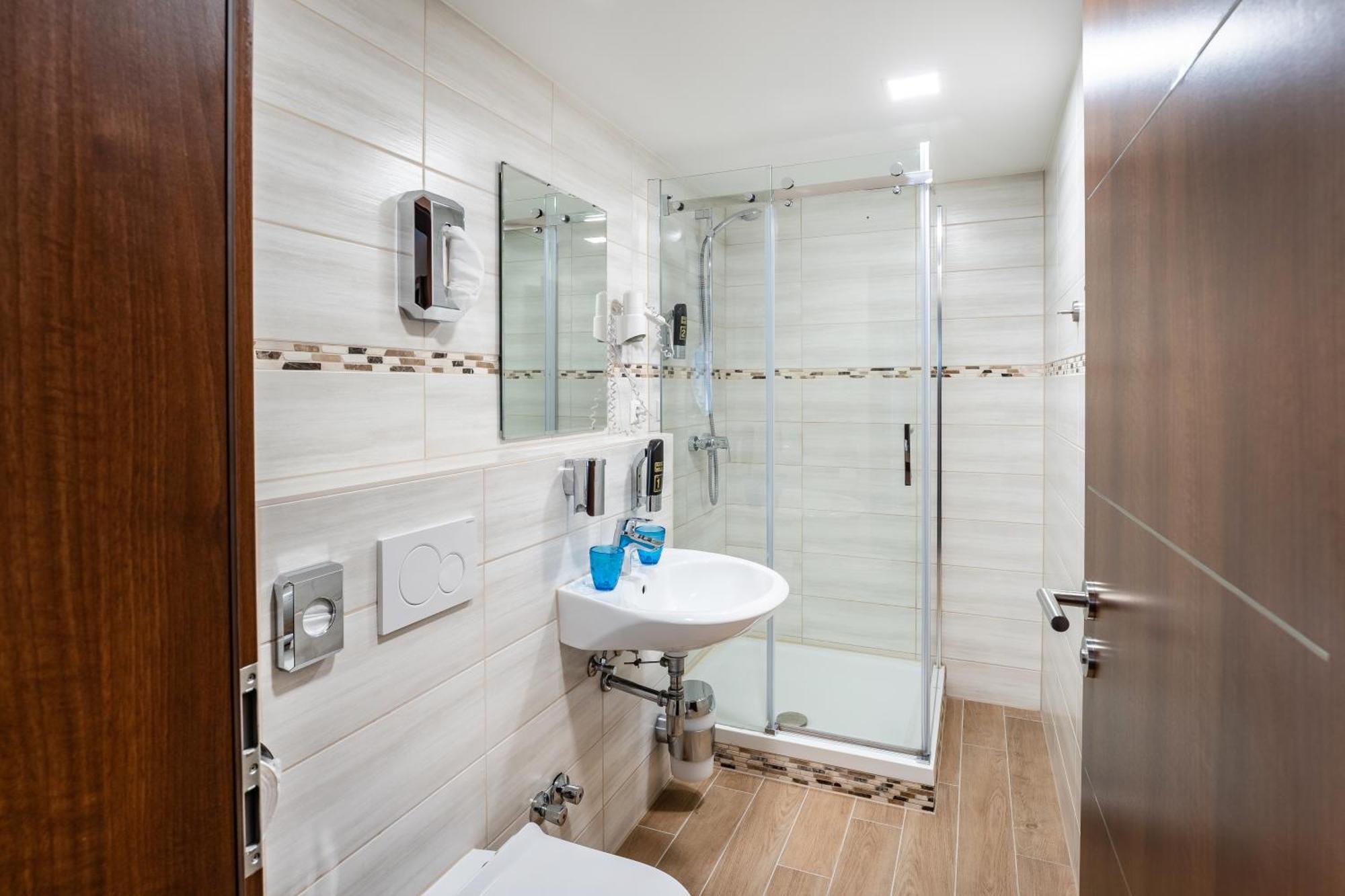 Stadthotel Ройтлинген Екстериор снимка