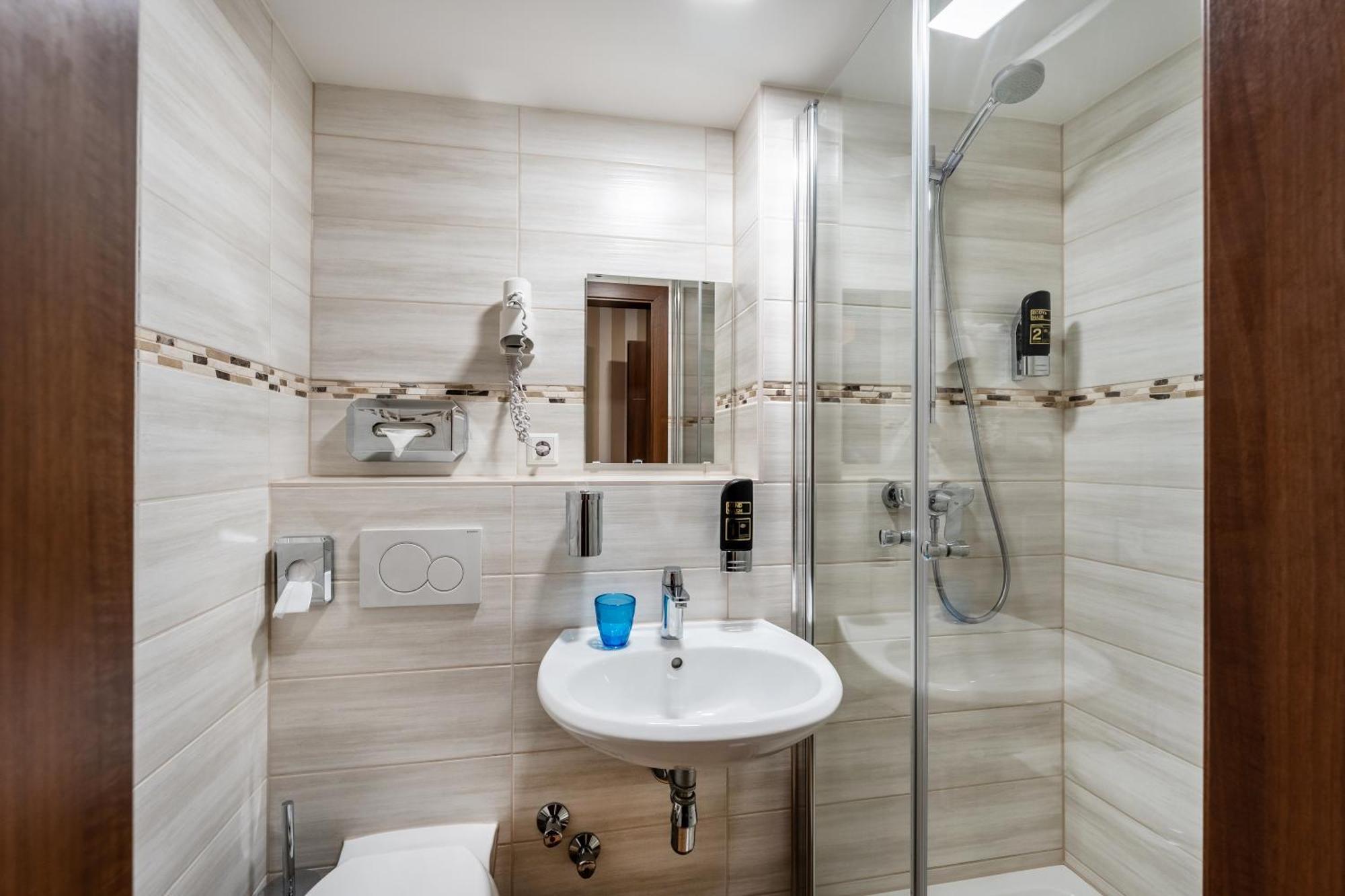 Stadthotel Ройтлинген Екстериор снимка