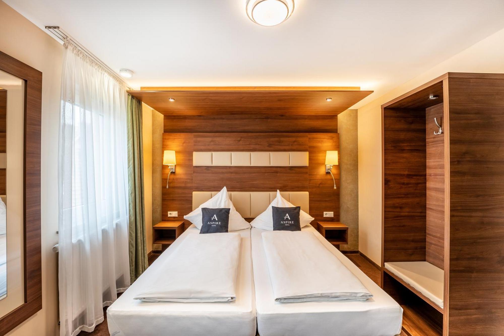 Stadthotel Ройтлинген Екстериор снимка