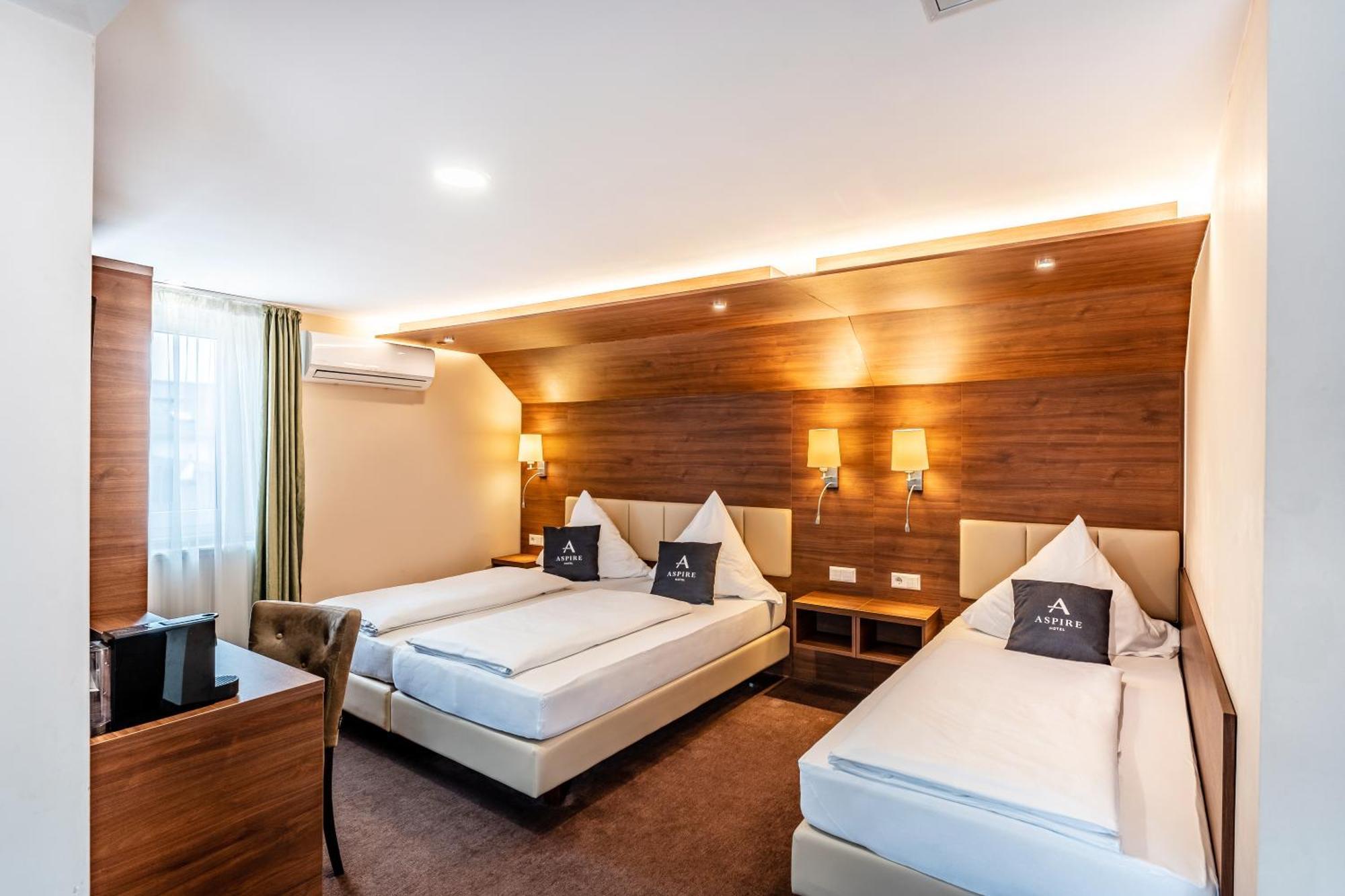Stadthotel Ройтлинген Екстериор снимка