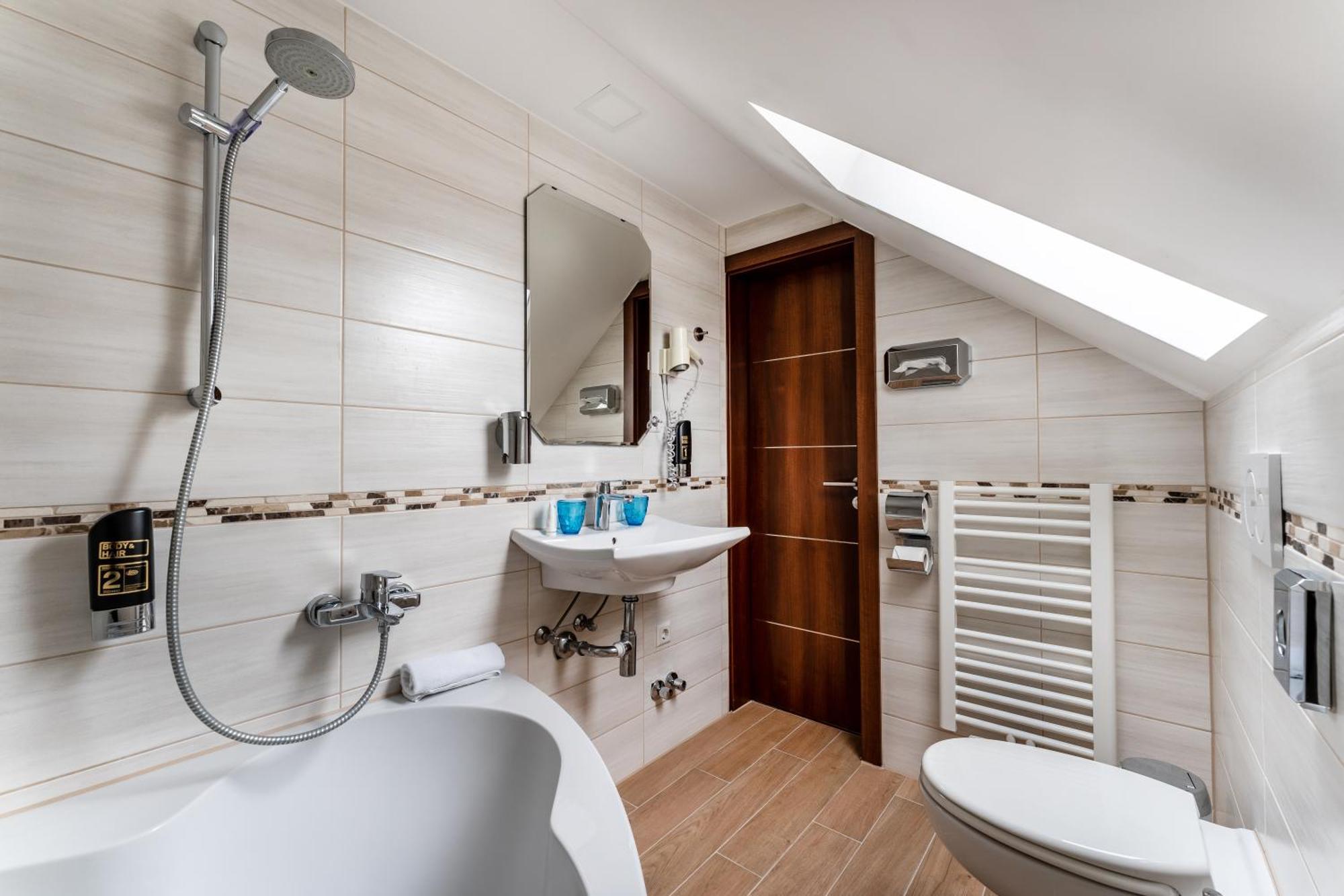 Stadthotel Ройтлинген Екстериор снимка