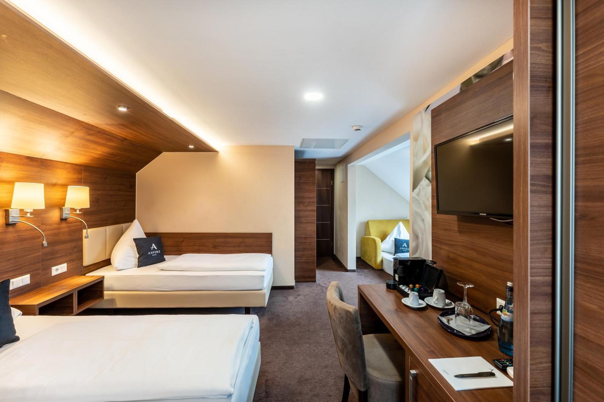 Stadthotel Ройтлинген Екстериор снимка