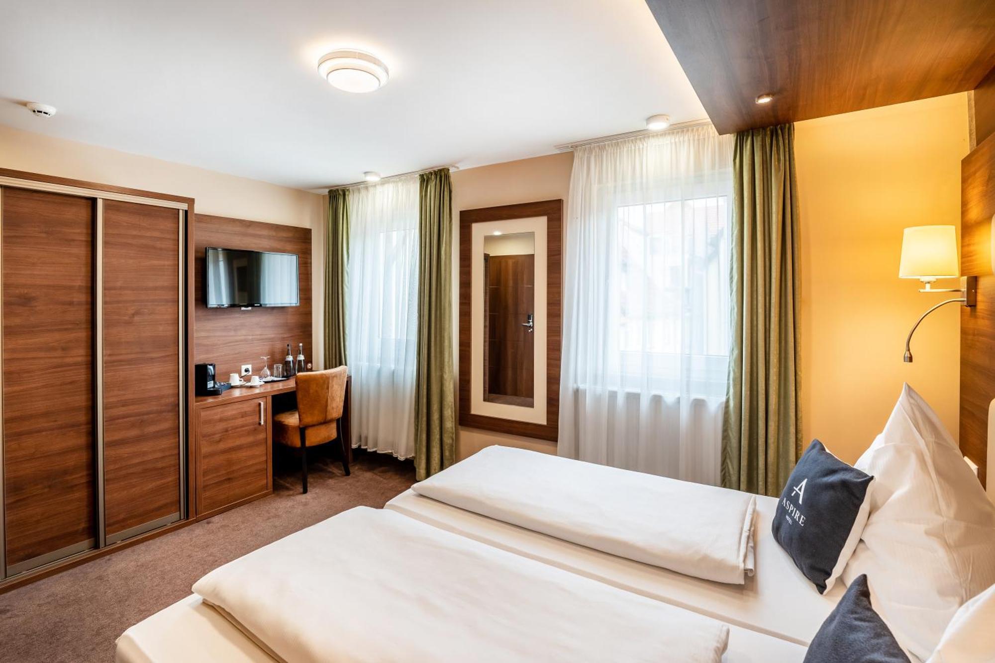 Stadthotel Ройтлинген Екстериор снимка