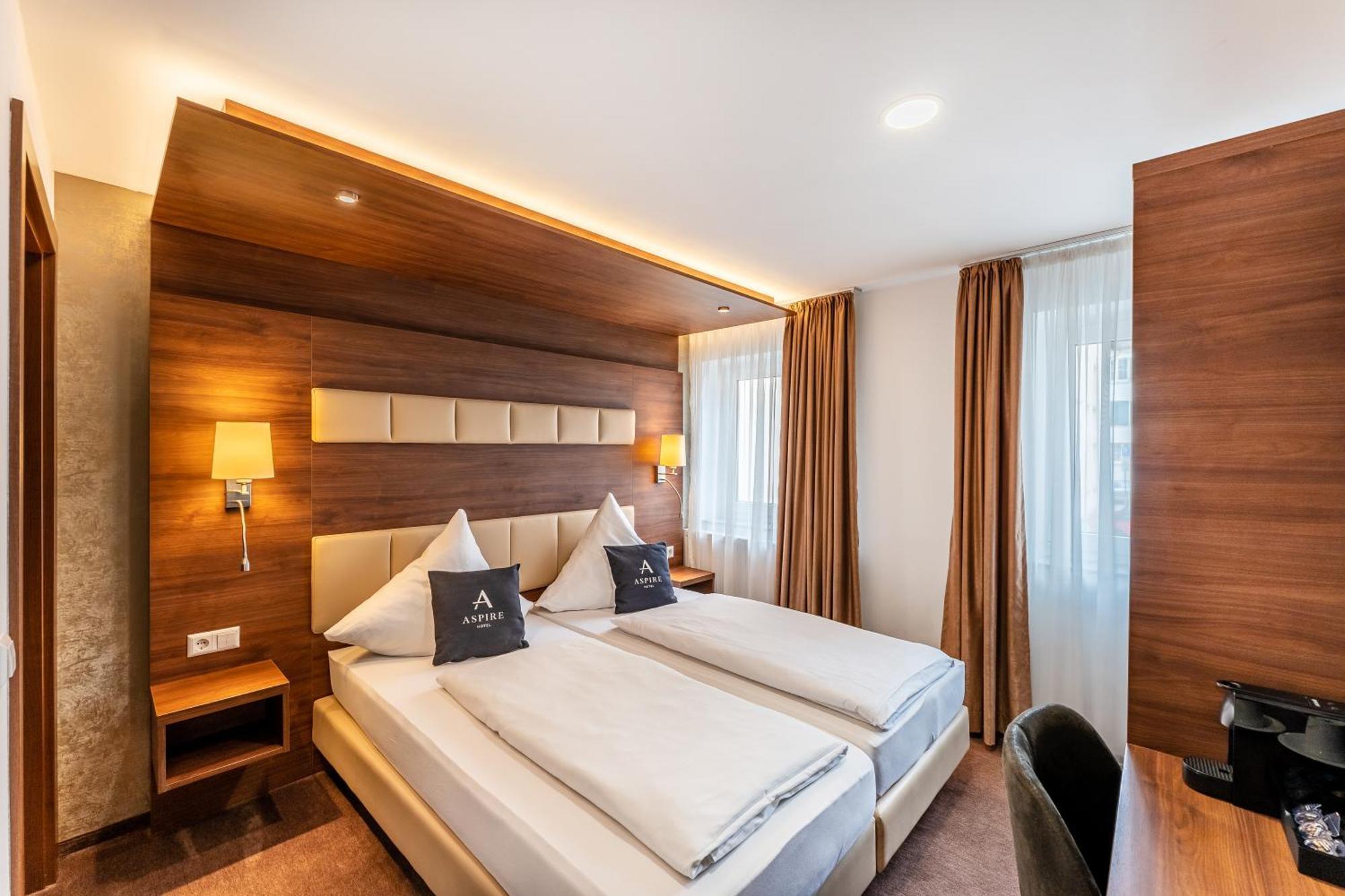 Stadthotel Ройтлинген Екстериор снимка