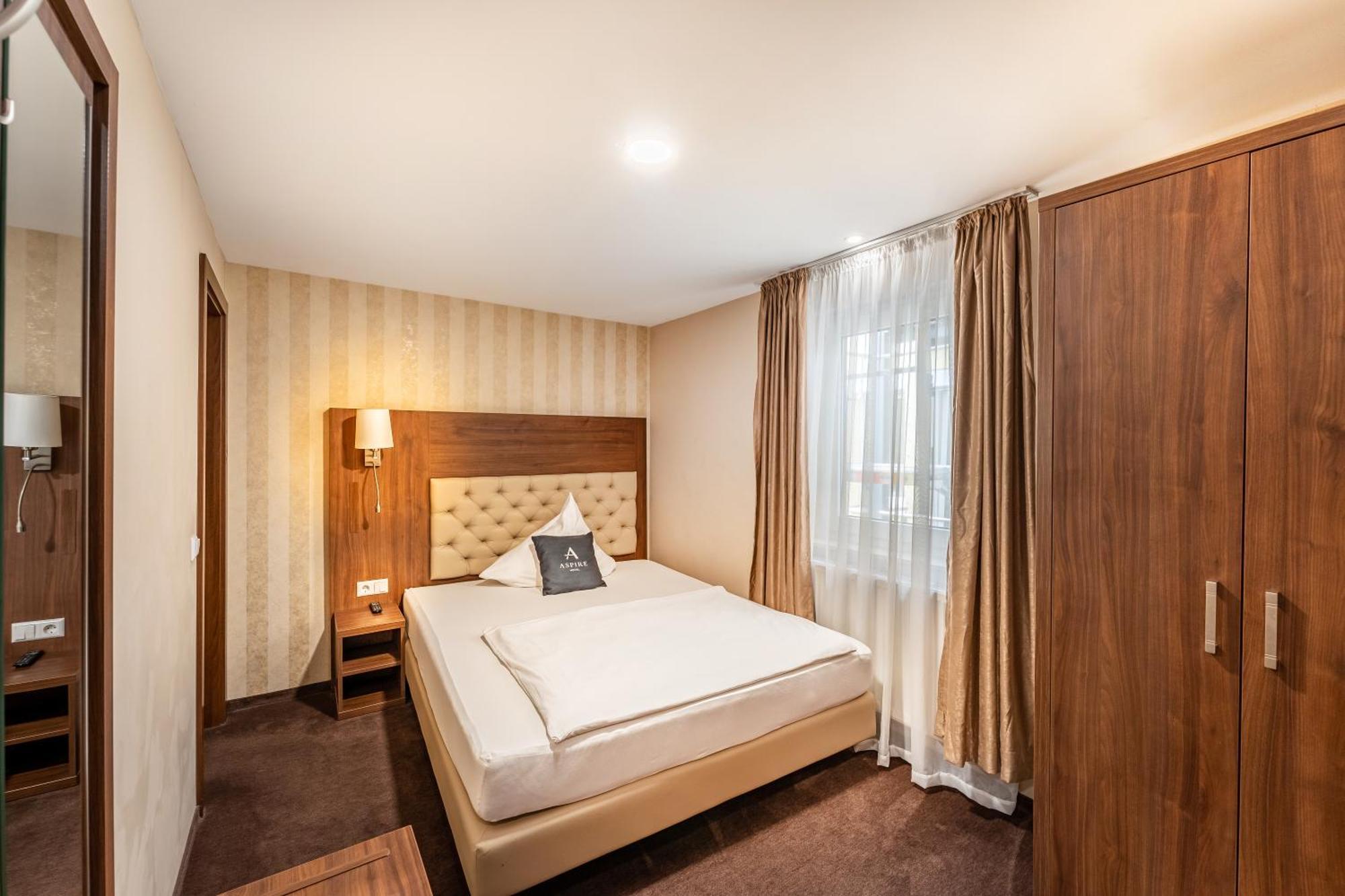 Stadthotel Ройтлинген Екстериор снимка