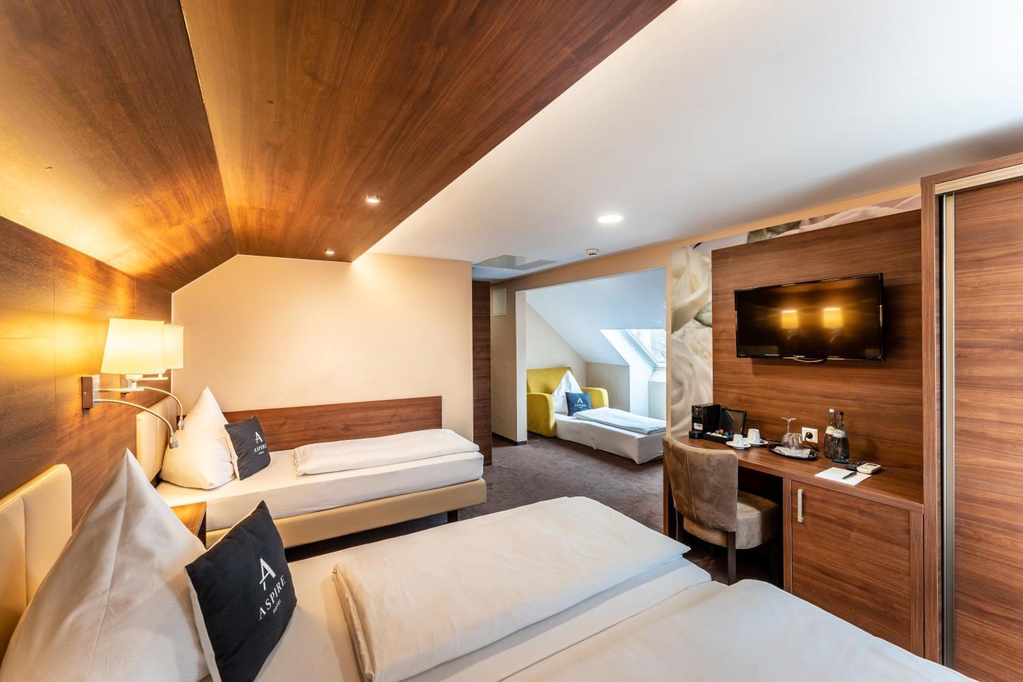 Stadthotel Ройтлинген Екстериор снимка