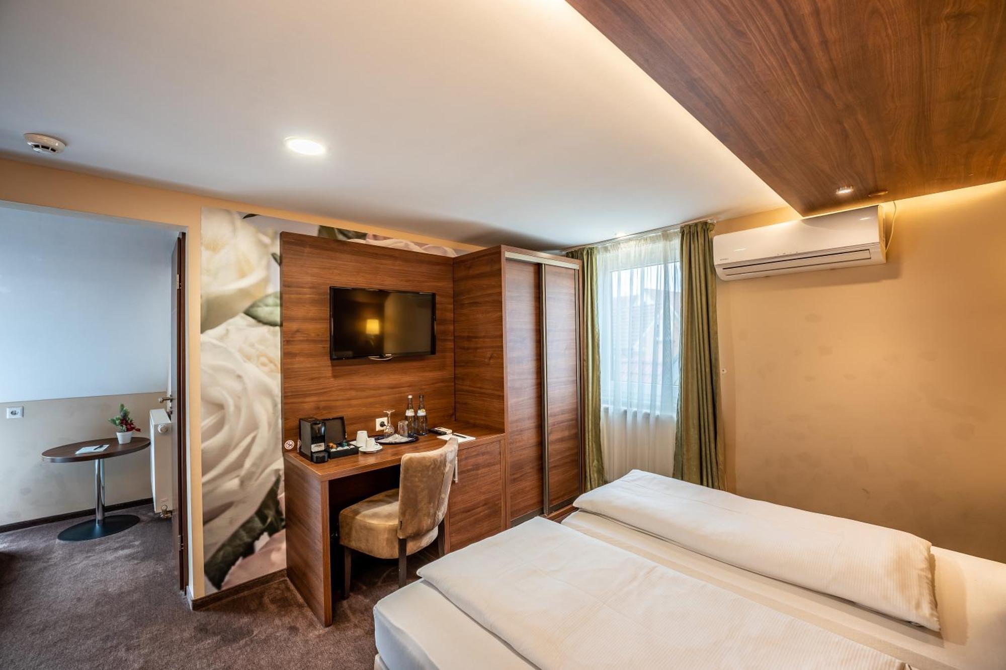 Stadthotel Ройтлинген Екстериор снимка