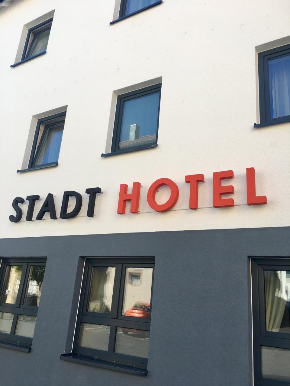 Stadthotel Ройтлинген Екстериор снимка