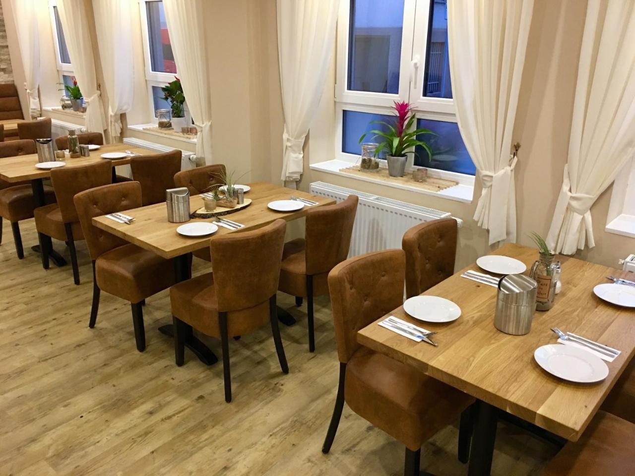 Stadthotel Ройтлинген Екстериор снимка