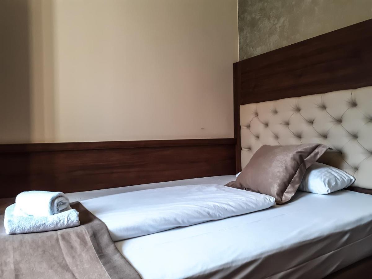 Stadthotel Ройтлинген Екстериор снимка