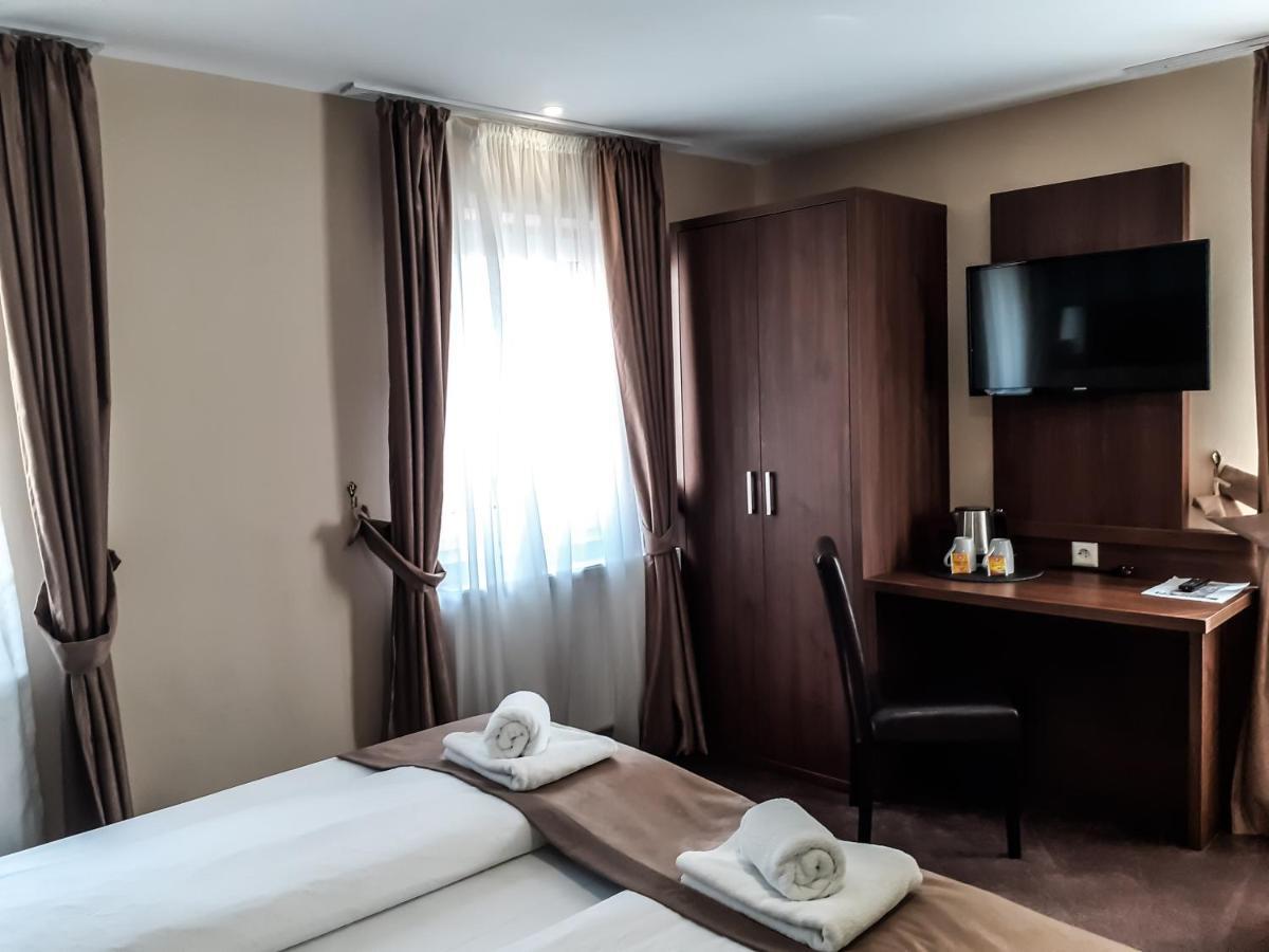 Stadthotel Ройтлинген Екстериор снимка