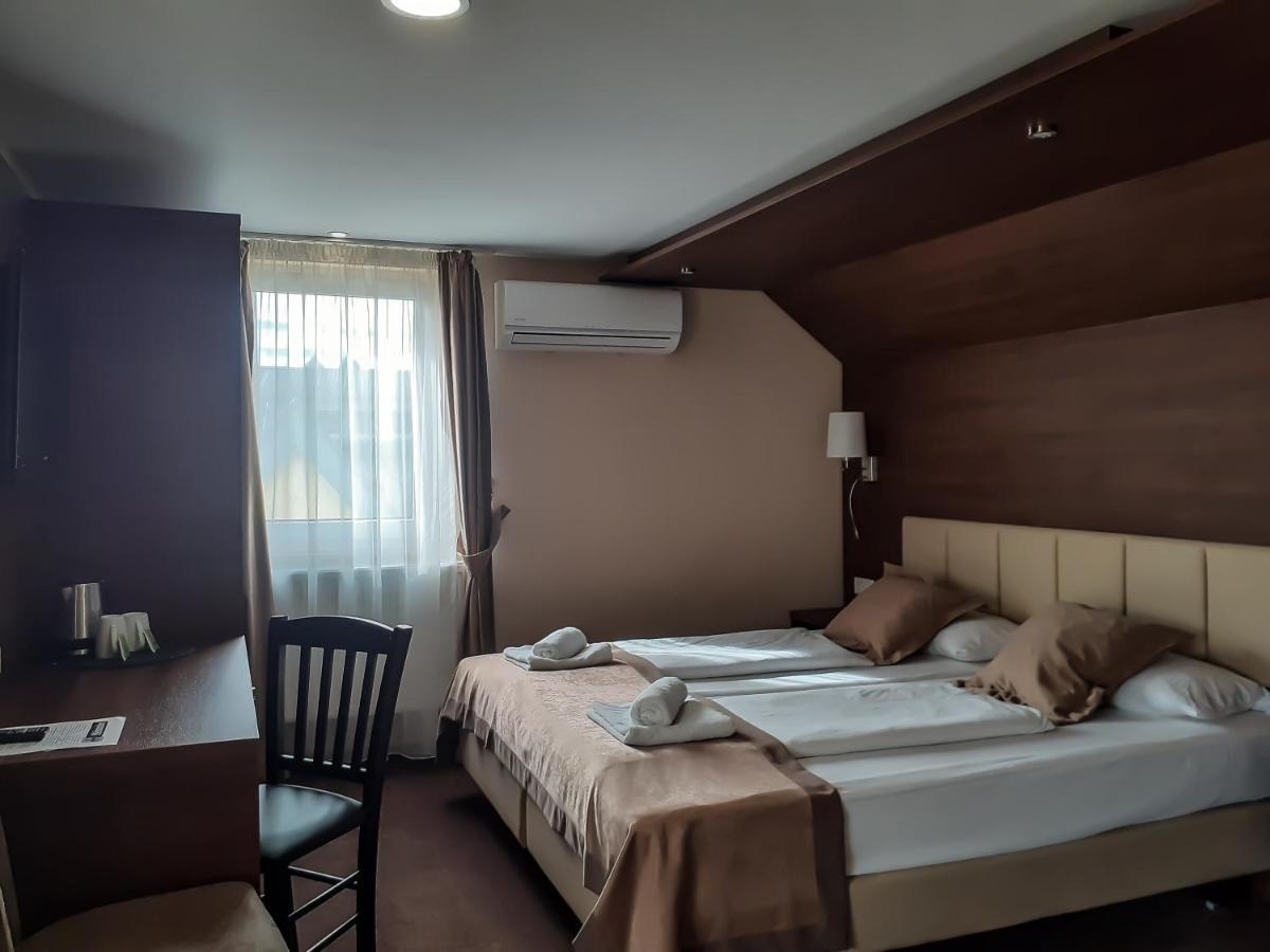 Stadthotel Ройтлинген Екстериор снимка